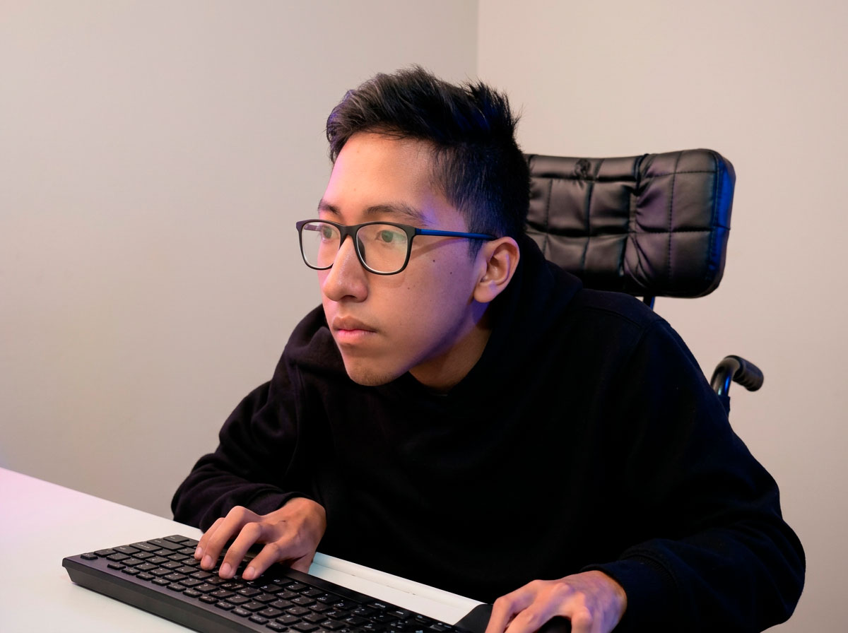 Jeremy Peralta trabajando en diseño estratégico para marcas