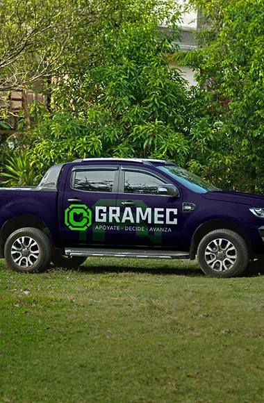 Aplicación de identidad visual de GRAMEC en elementos corporativos
