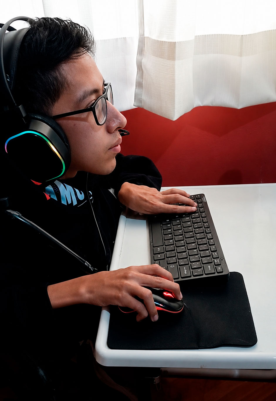 Jeremy Peralta en su espacio de trabajo creativo