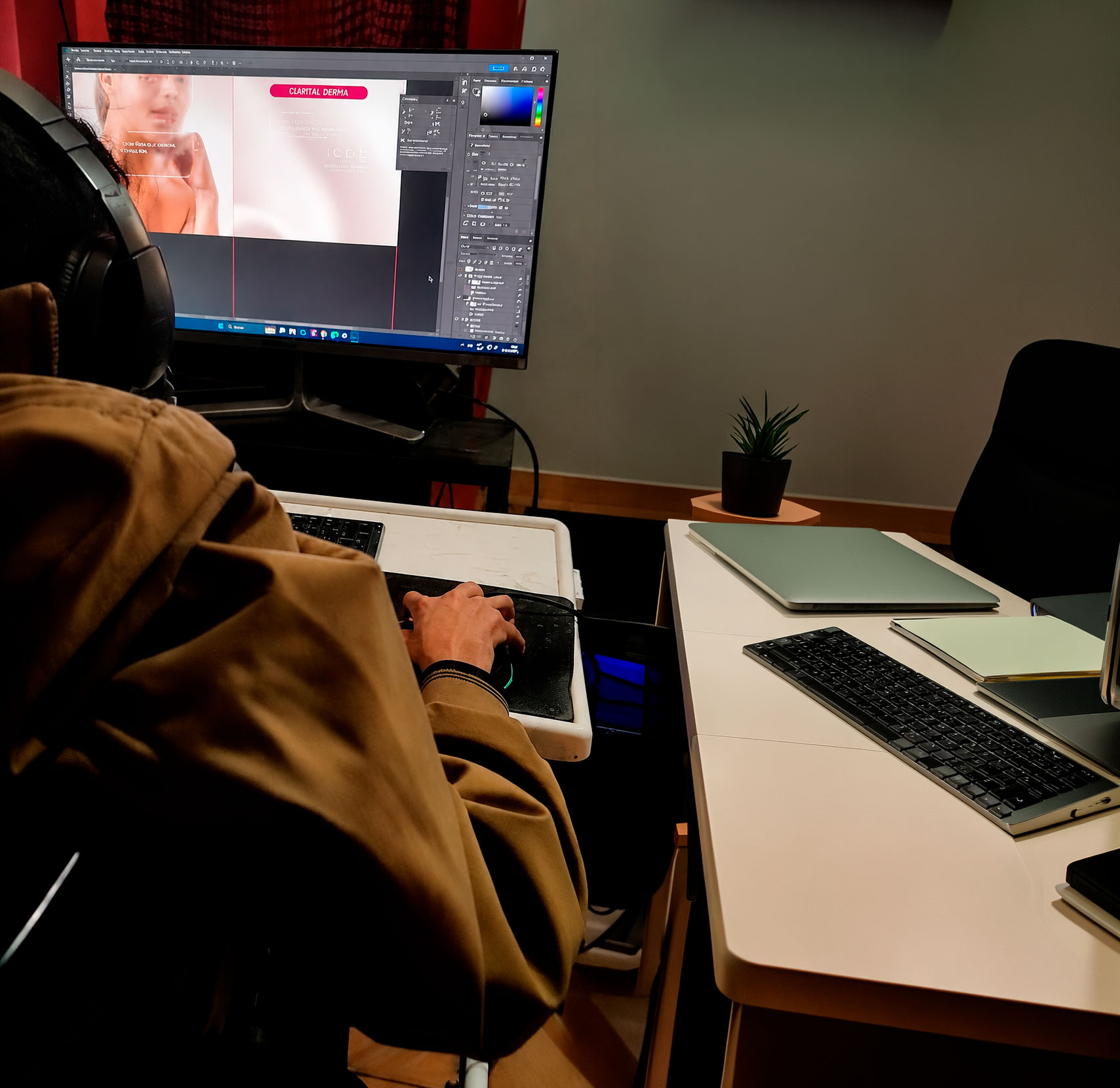 Jeremy Peralta diseñando una identidad visual para Jeraco