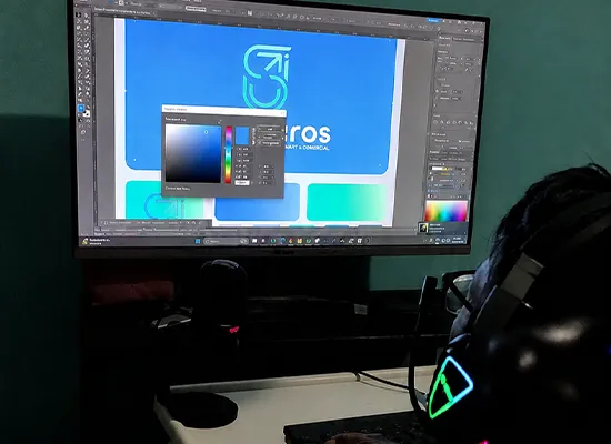 Sistema visual de branding con logo, colores y aplicaciones de marca